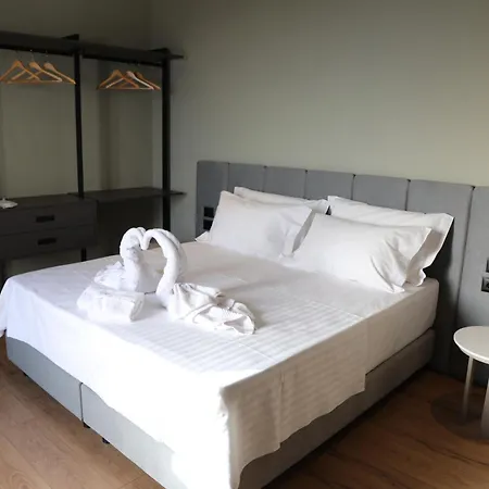 Luxury Hotel *