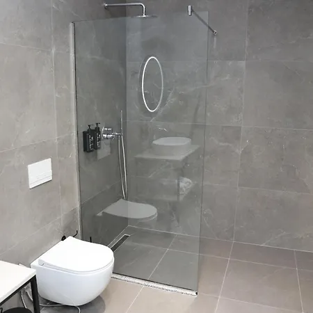 Luxury Hotel *